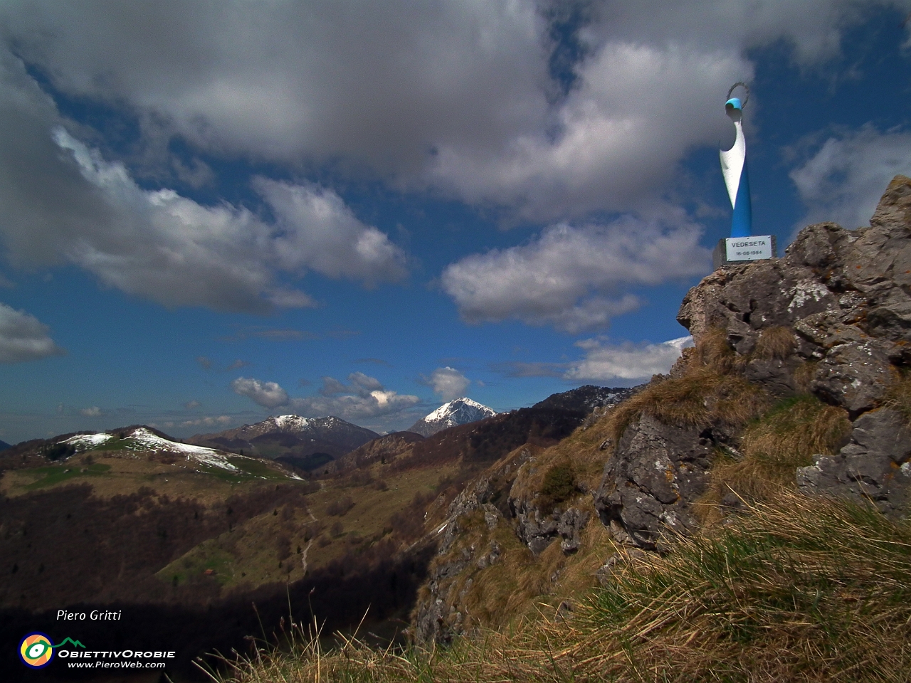 01 Corno Zuccone (1458 m.) col Due Mani e la Grignetta....JPG